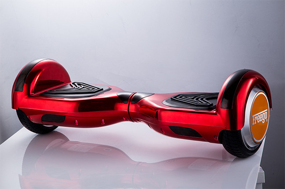 6.5 &quot;ล้อสีแดงสมดุลตนเอง Hoverboard ไฟฟ้าพร้อมไฟ Led 8km / H ความเร็วสูงสุด
